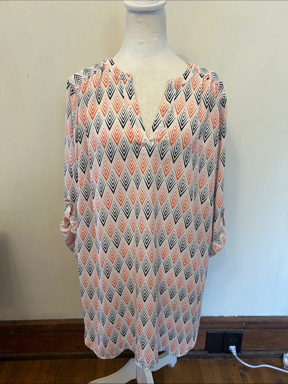 Worthington Women's Coral Geometric V-Neck blouse Size 2X EUC